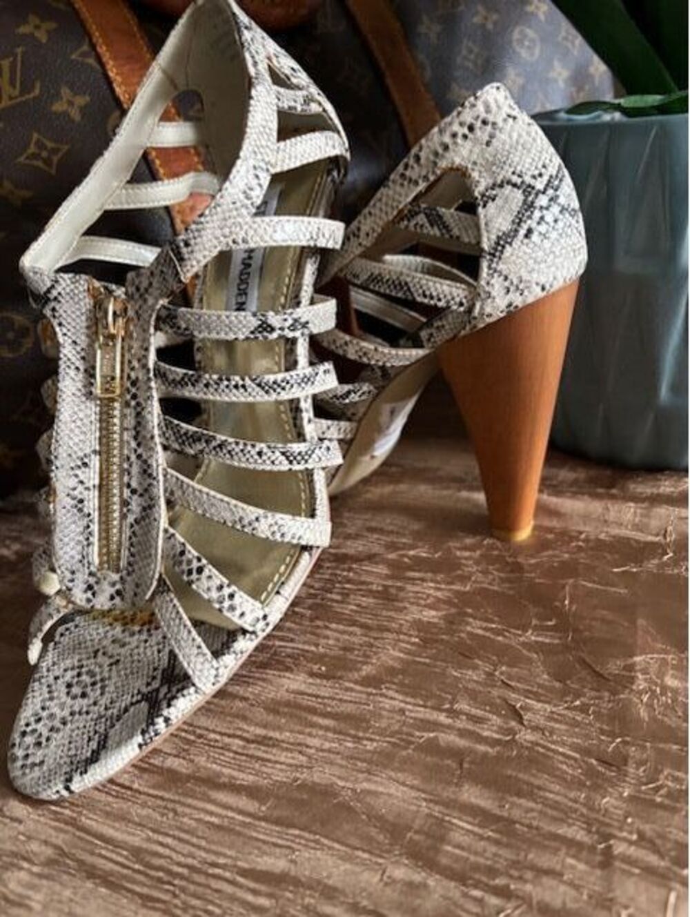 Steve Madden Snake Skin Print Open Toe (Cream/Off White))